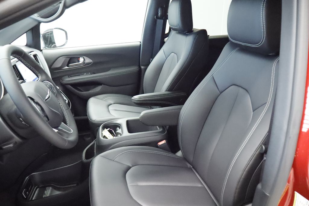 Thumbnail: 2026 Chrysler Pacifica - 9