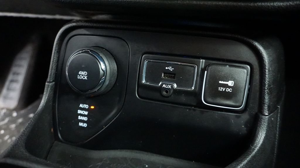 Thumbnail: 2016 Jeep Renegade - 39