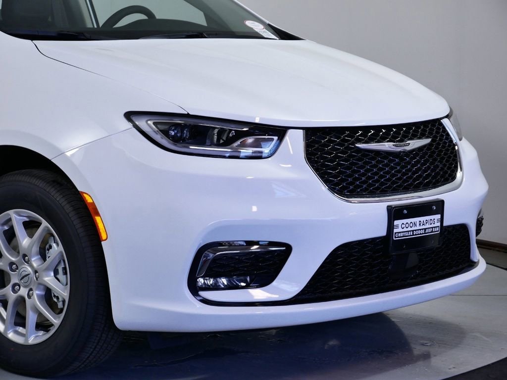 Thumbnail: 2024 Chrysler Pacifica - 3