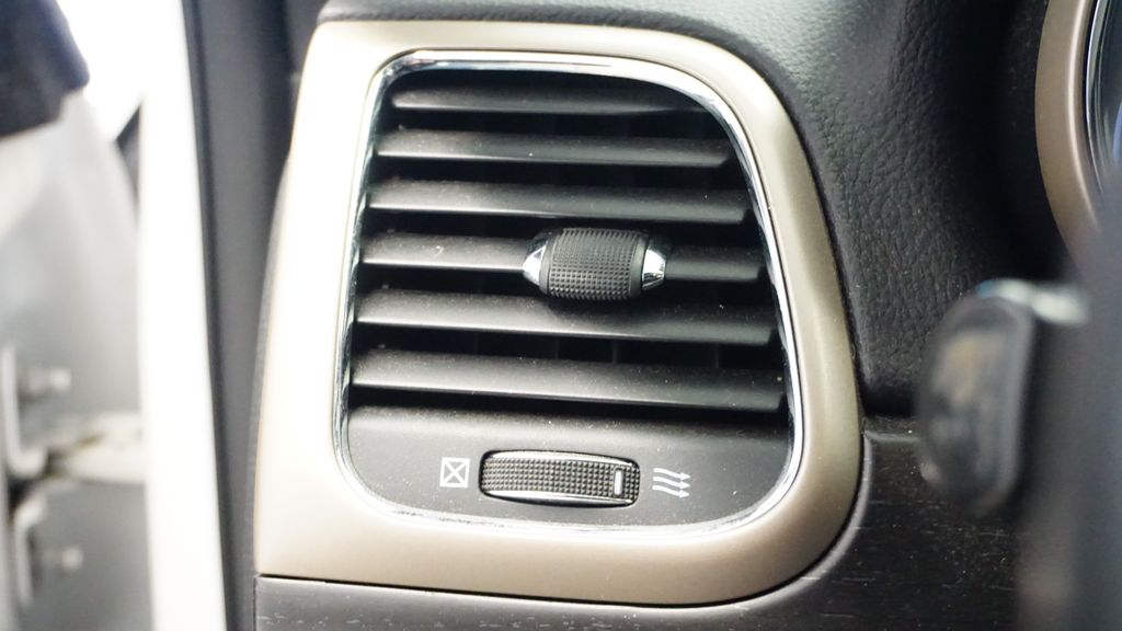 Thumbnail: 2017 Jeep Grand Cherokee - 25