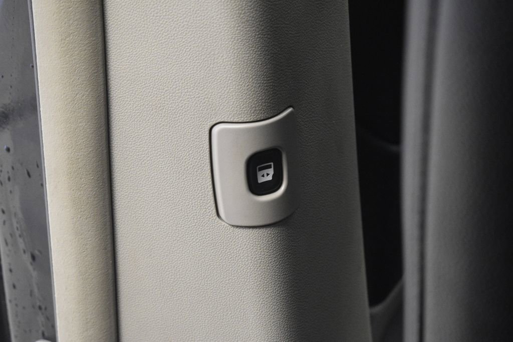 Thumbnail: 2014 Chrysler Town & Country - 23