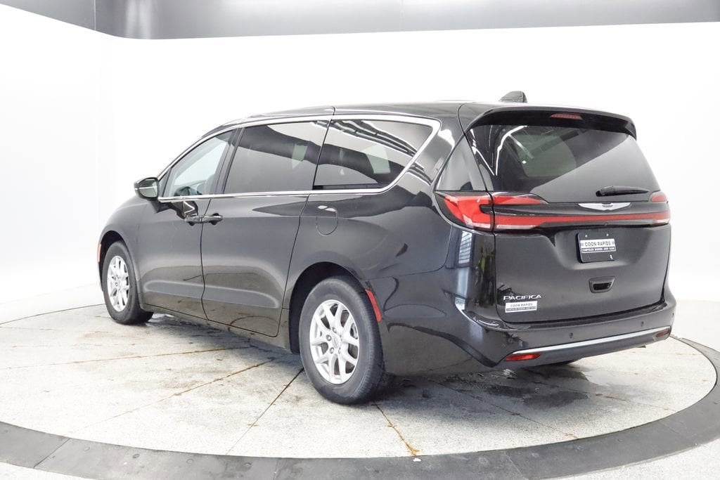 Thumbnail: 2023 Chrysler Pacifica - 3