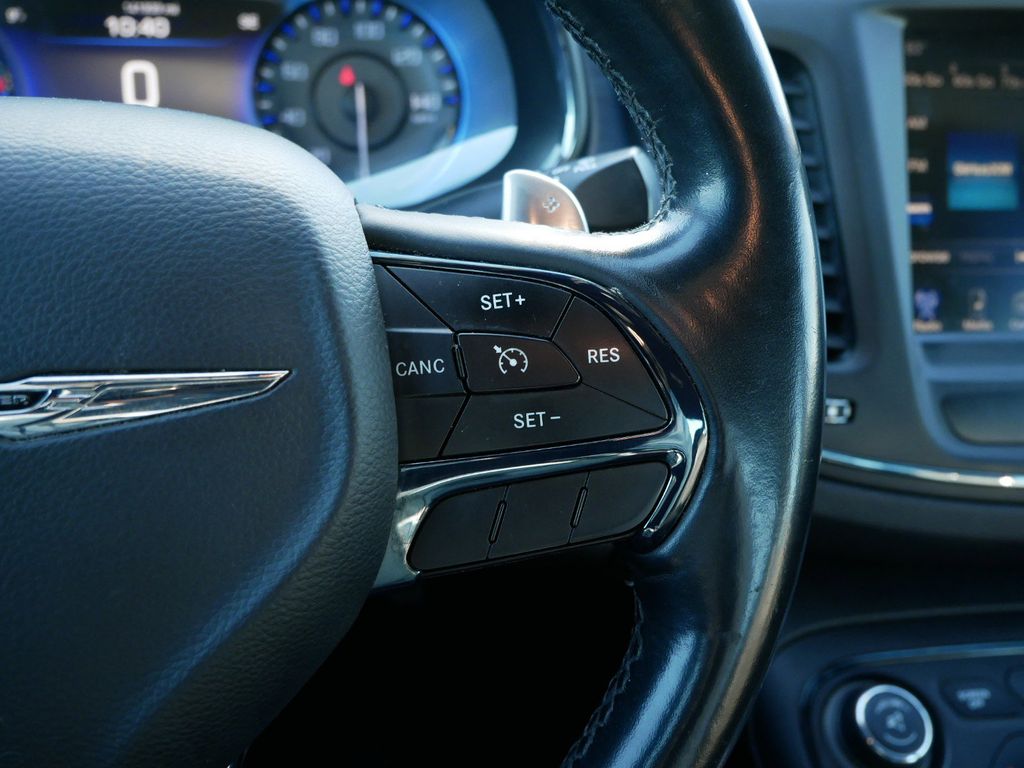 2015 Chrysler 200 S 27