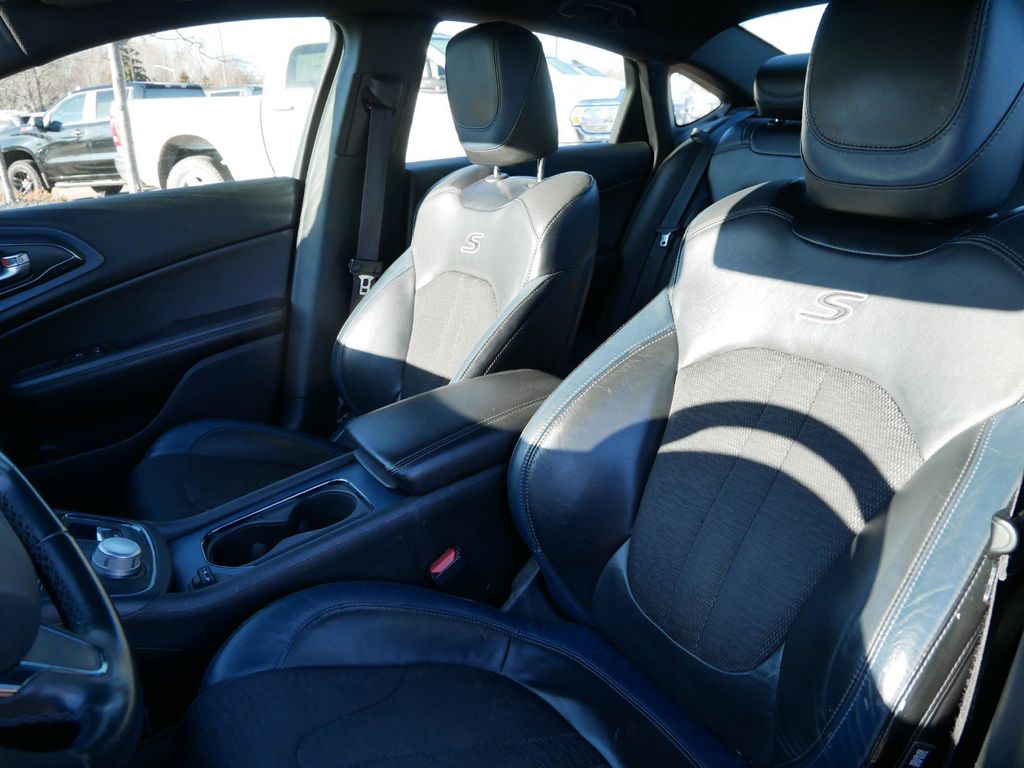 2015 Chrysler 200 S 9