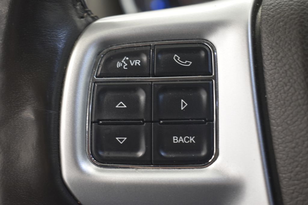 Thumbnail: 2015 Chrysler Town & Country - 42