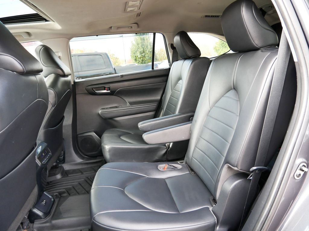 Thumbnail: 2020 Toyota Highlander - 21