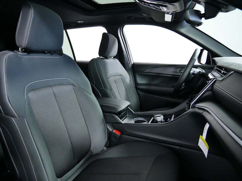 Thumbnail: 2025 Jeep Grand Cherokee - 24