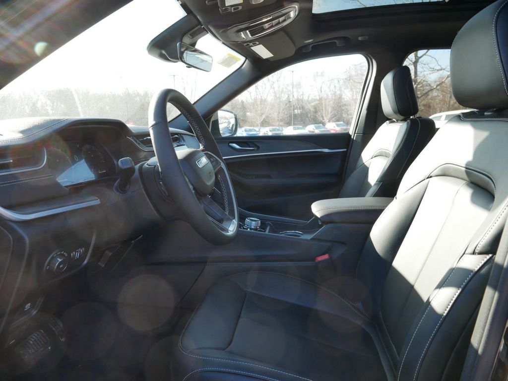 Thumbnail: 2025 Jeep Grand Cherokee - 32