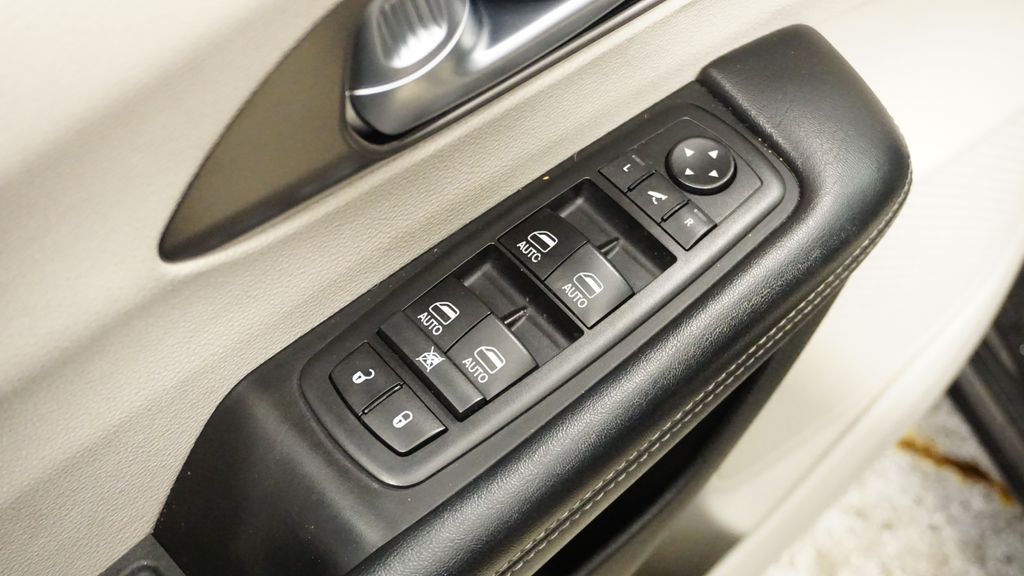 Thumbnail: 2018 Chrysler Pacifica - 24