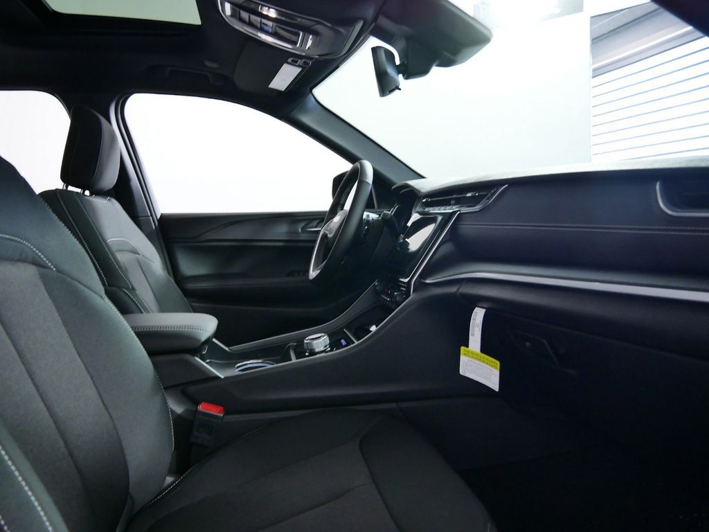 Thumbnail: 2025 Jeep Grand Cherokee - 23