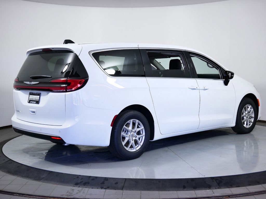 Thumbnail: 2024 Chrysler Pacifica - 10