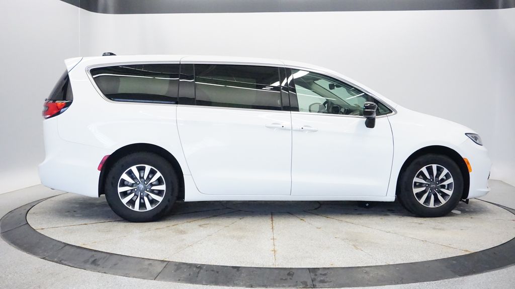 Thumbnail: 2024 Chrysler Pacifica - 8