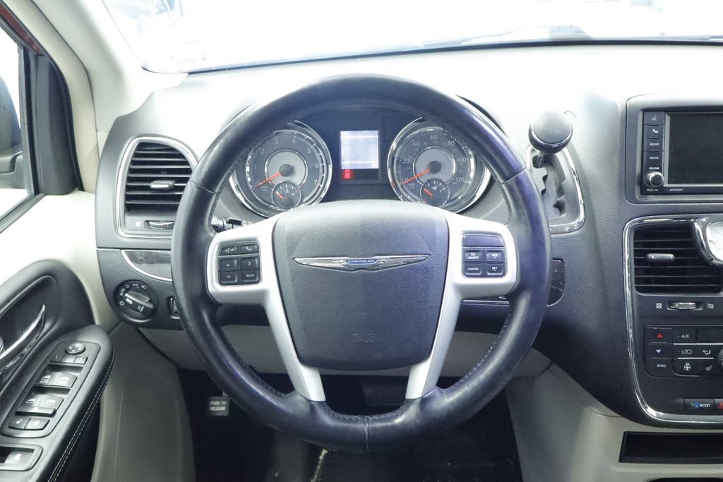 Thumbnail: 2016 Chrysler Town & Country - 20