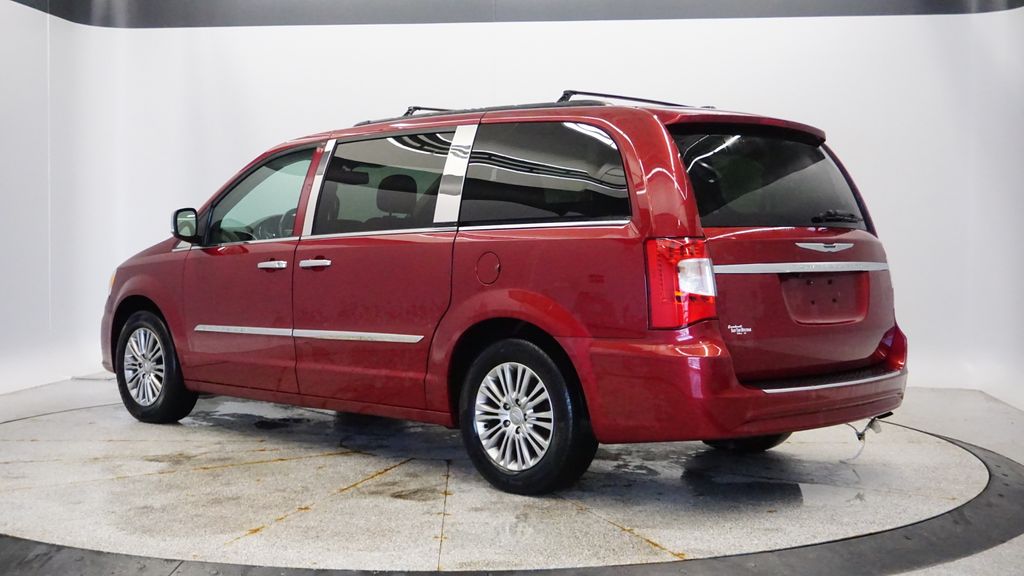 Thumbnail: 2013 Chrysler Town & Country - 3