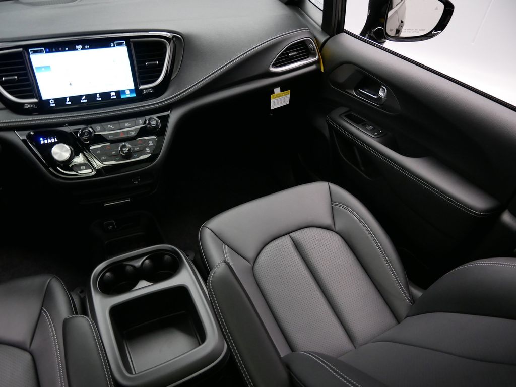 Thumbnail: 2026 Chrysler Pacifica - 17