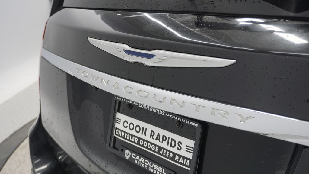 Thumbnail: 2014 Chrysler Town & Country - 18