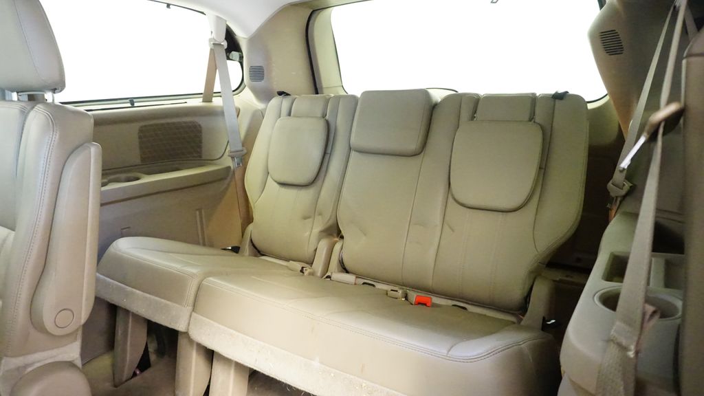 Thumbnail: 2013 Chrysler Town & Country - 20