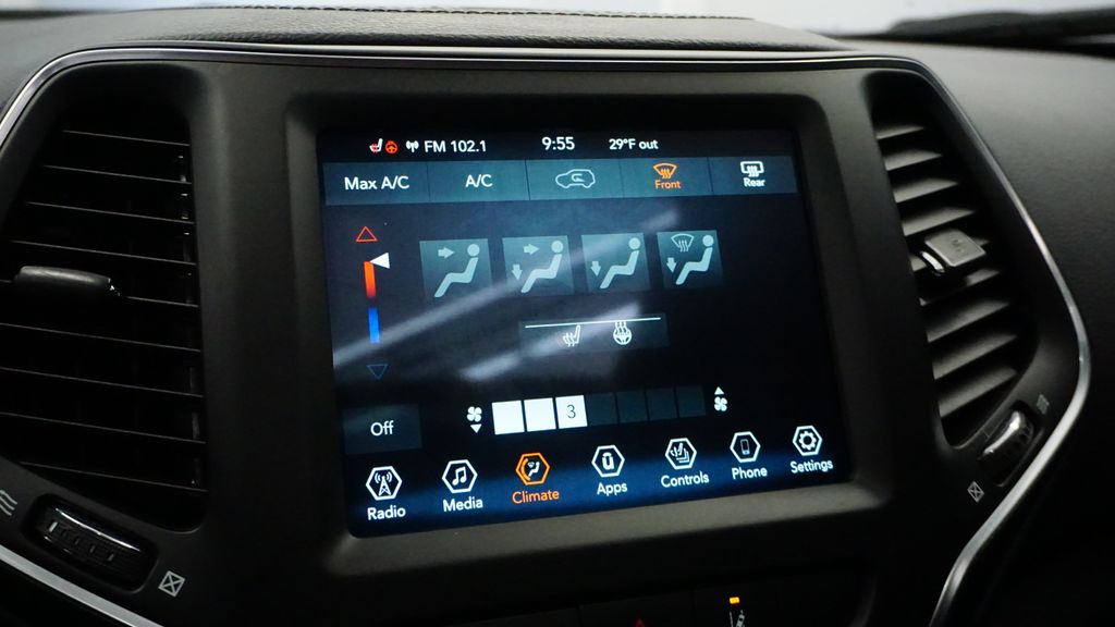 Thumbnail: 2022 Jeep Cherokee - 33