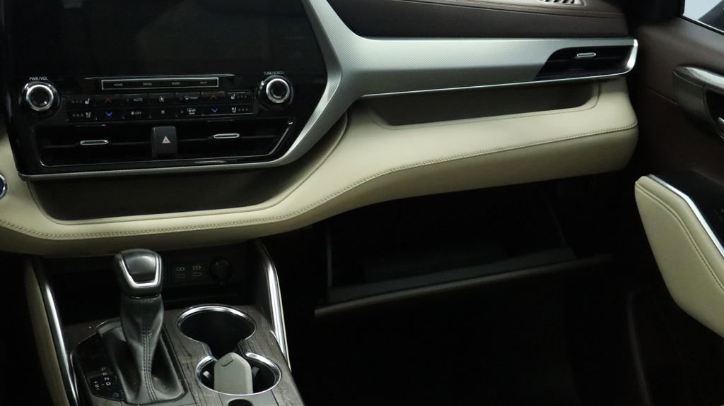 Thumbnail: 2022 Toyota Highlander - 26