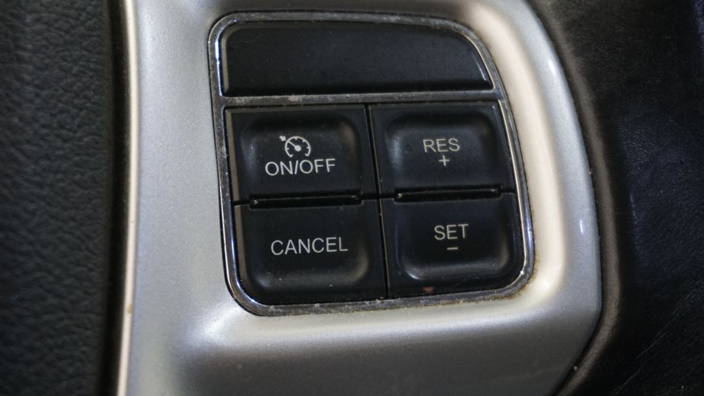 Thumbnail: 2014 Chrysler Town & Country - 50