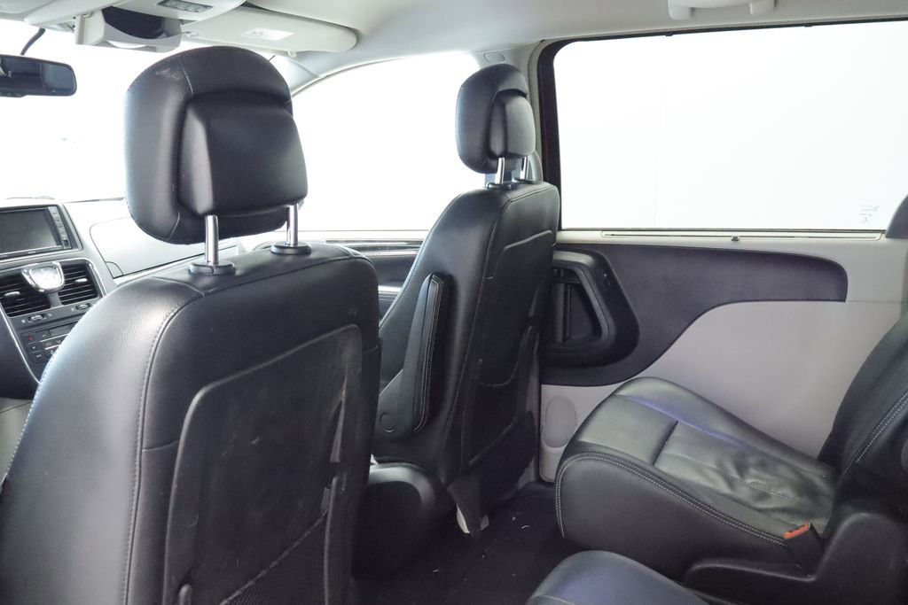Thumbnail: 2016 Chrysler Town & Country - 17