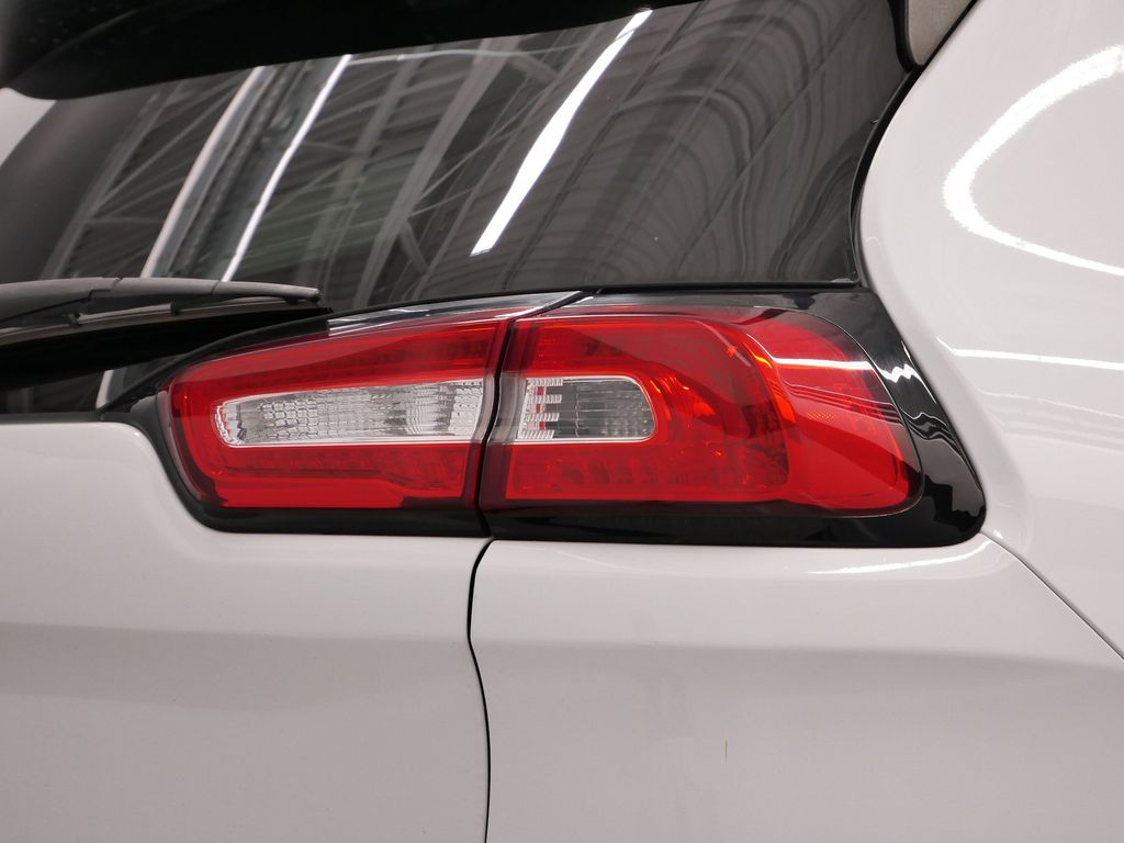 Thumbnail: 2015 Jeep Cherokee - 21