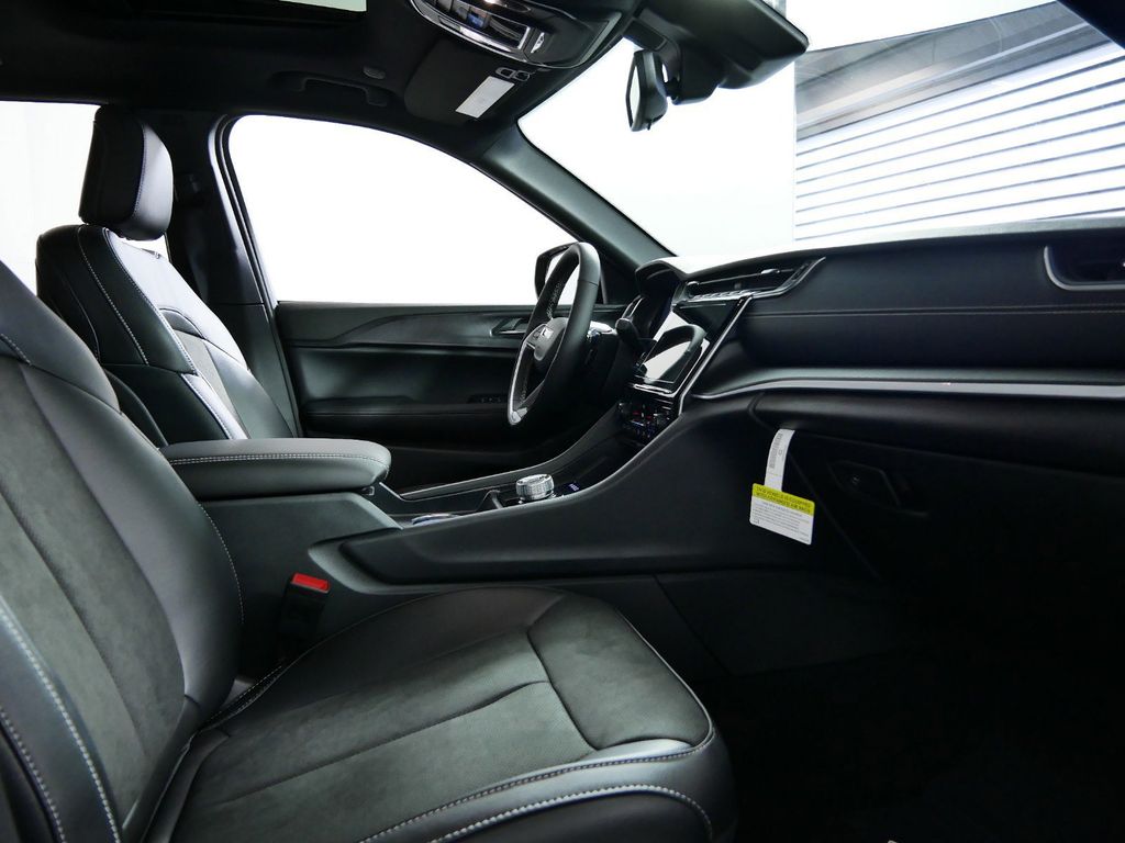 2024 Jeep Grand Cherokee Altitude 23