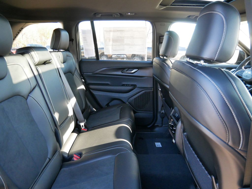 Thumbnail: 2025 Jeep Grand Cherokee - 25