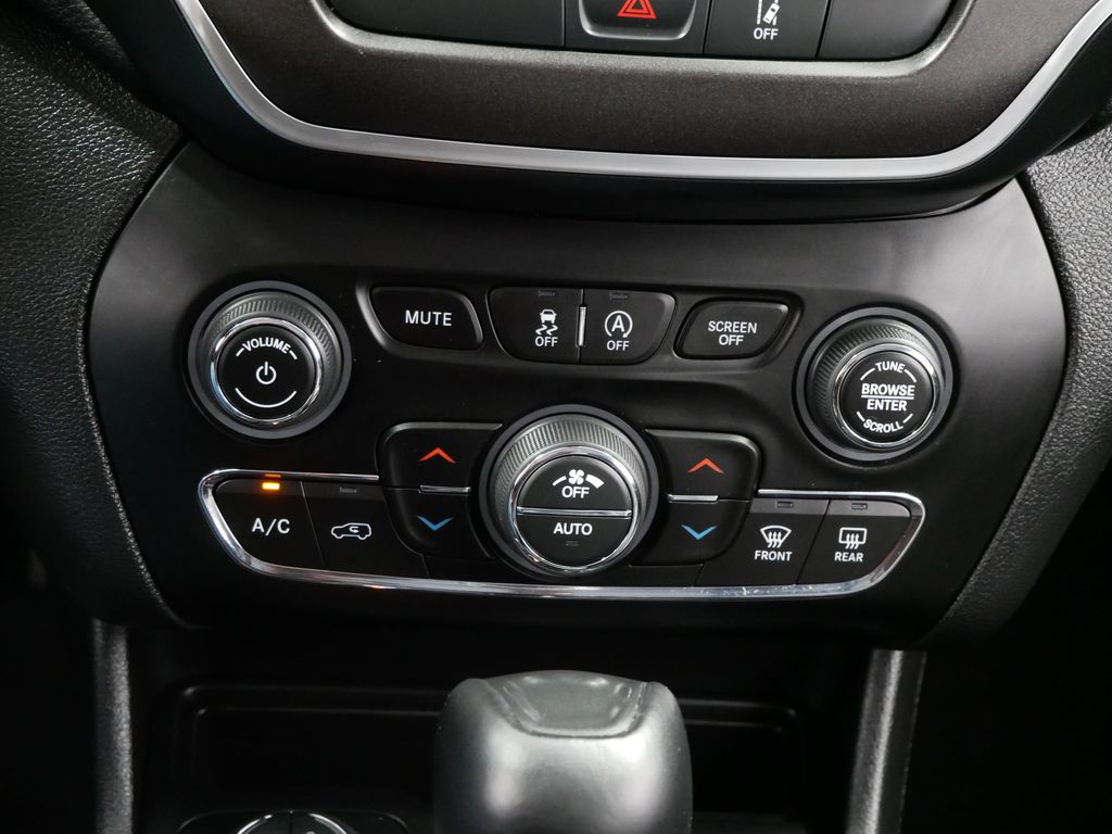 Thumbnail: 2022 Jeep Cherokee - 33