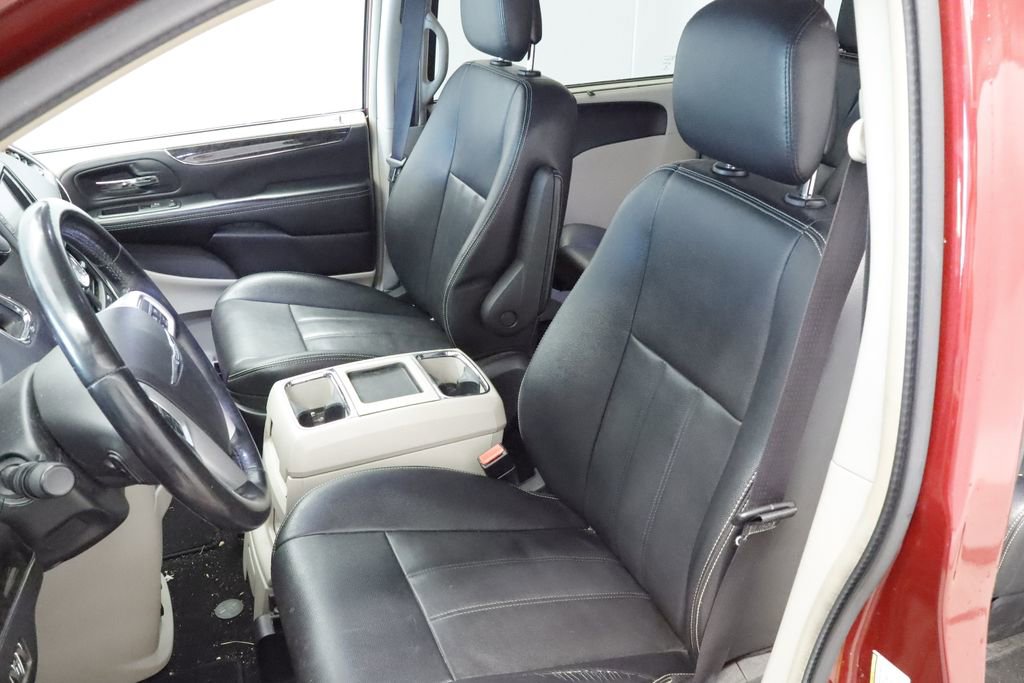 Thumbnail: 2016 Chrysler Town & Country - 25