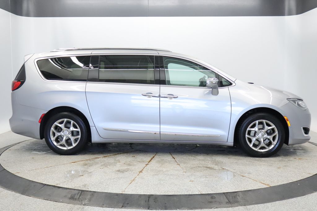 Thumbnail: 2017 Chrysler Pacifica - 6