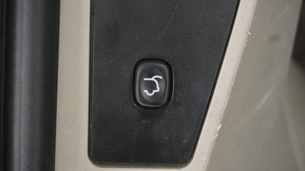 Thumbnail: 2014 Chrysler Town & Country - 22