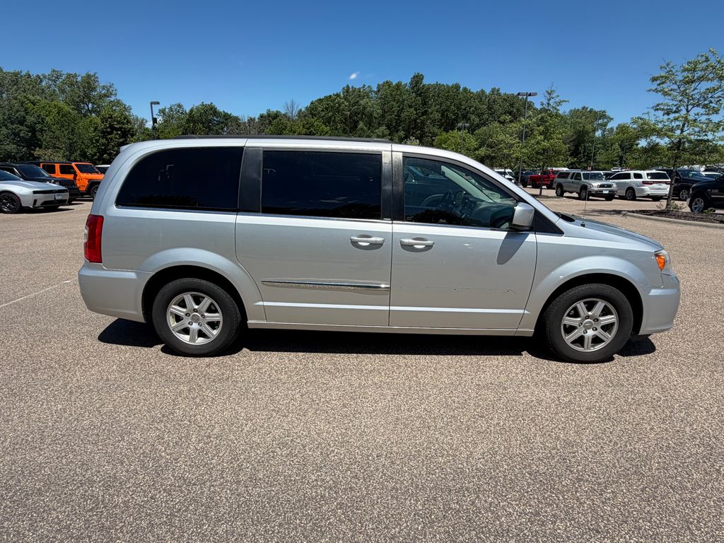 Thumbnail: 2012 Chrysler Town & Country - 4