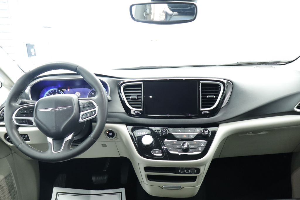 Thumbnail: 2023 Chrysler Pacifica - 24