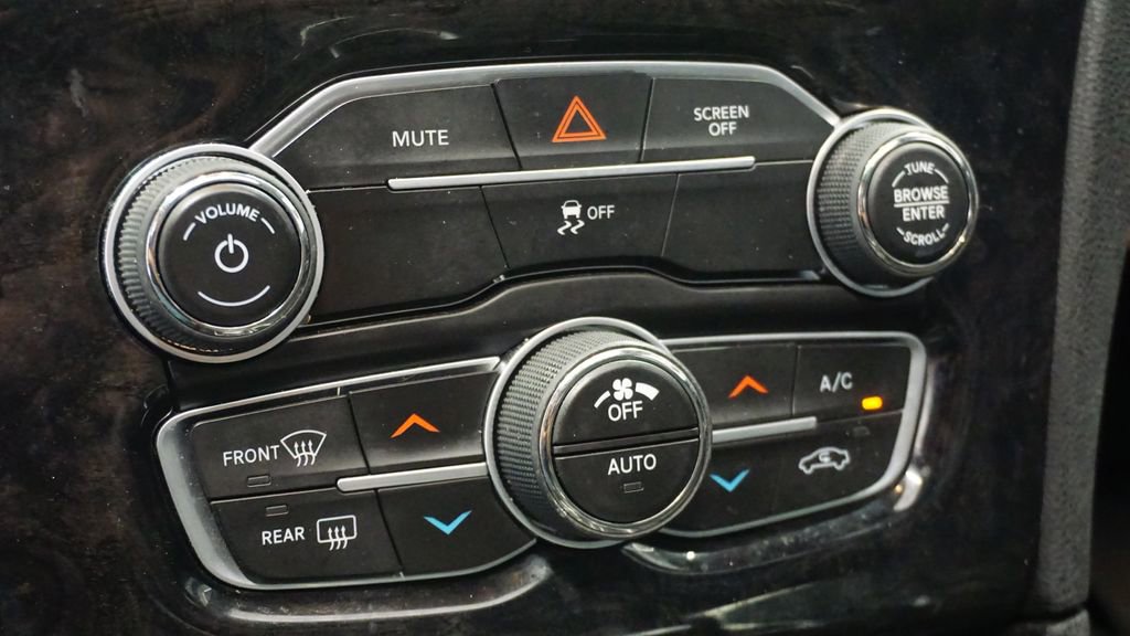 Thumbnail: 2019 Chrysler 300 - 28