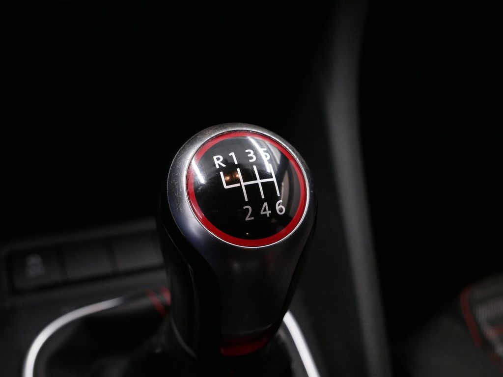 Thumbnail: 2012 Volkswagen Golf - 15