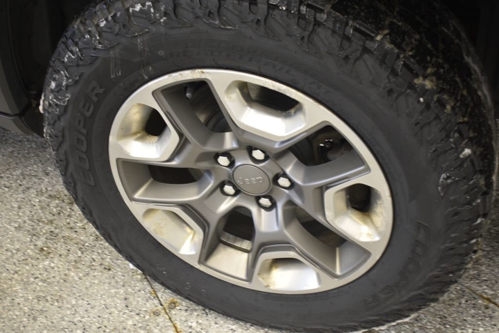 Thumbnail: 2019 Jeep Cherokee - 20