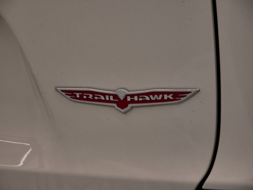 Thumbnail: 2019 Jeep Cherokee - 21