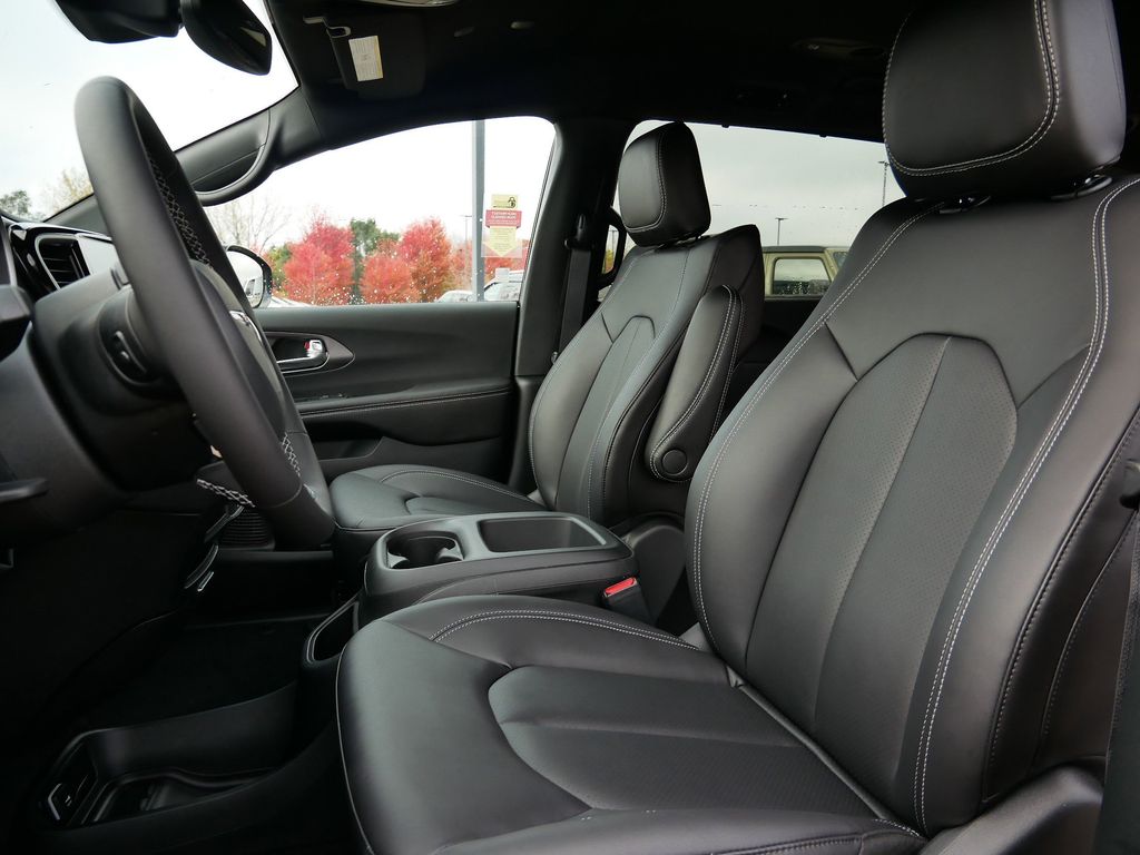 Thumbnail: 2026 Chrysler Pacifica - 6