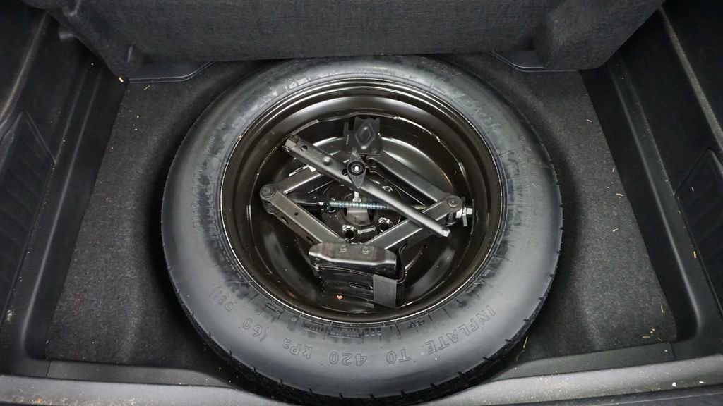 Thumbnail: 2019 Jeep Cherokee - 21