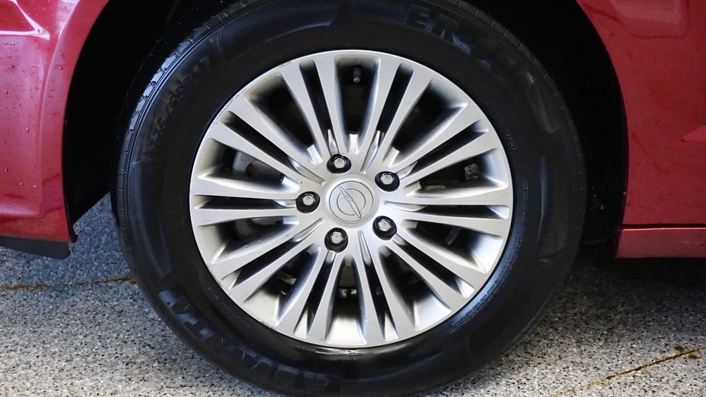 Thumbnail: 2013 Chrysler Town & Country - 13