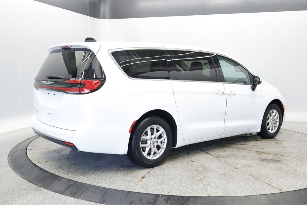 Thumbnail: 2023 Chrysler Pacifica - 6