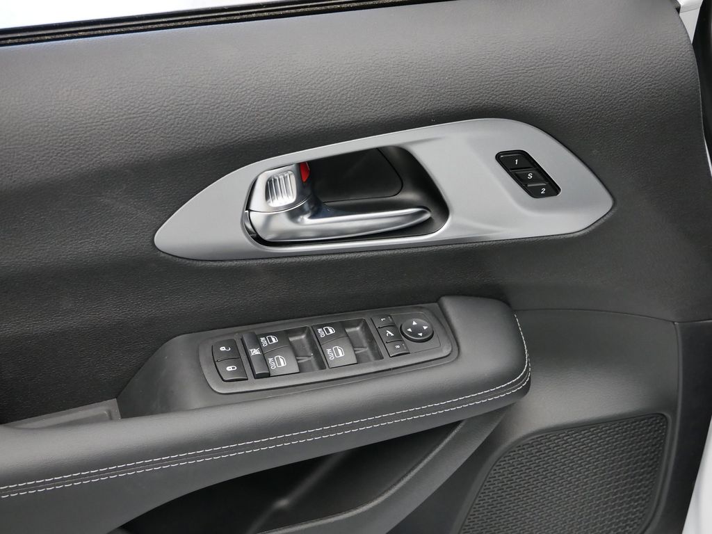 Thumbnail: 2026 Chrysler Pacifica - 8