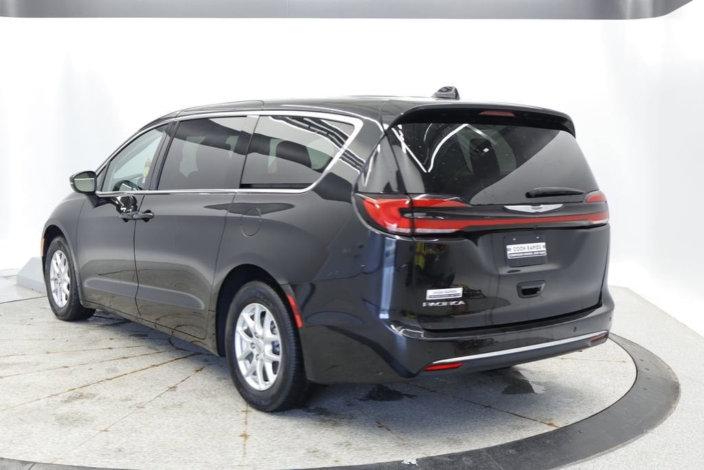 Thumbnail: 2023 Chrysler Pacifica - 3