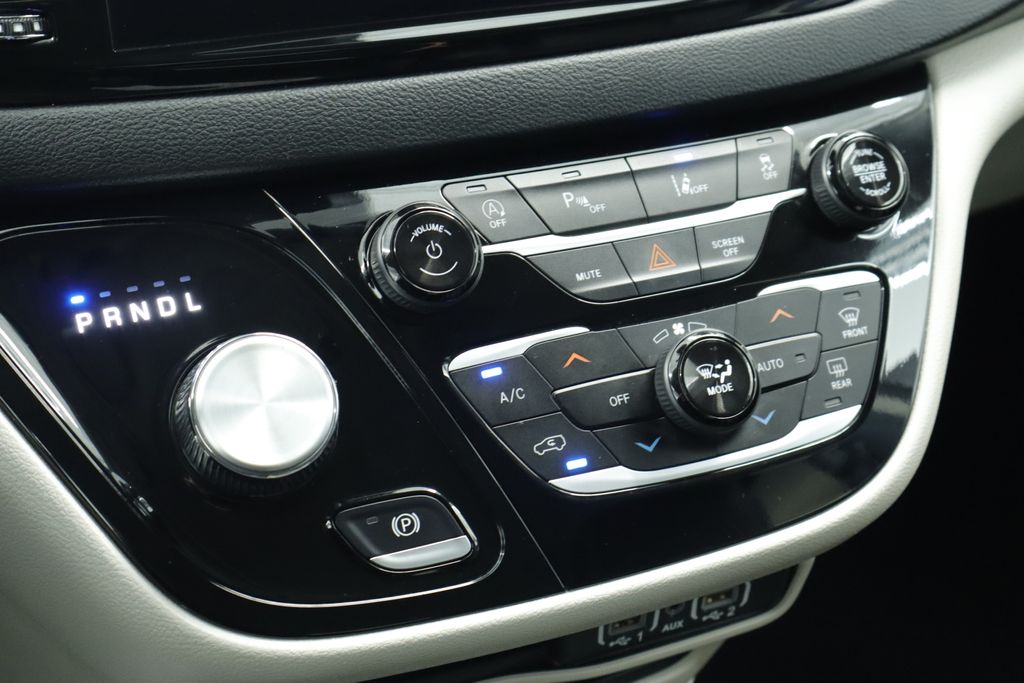Thumbnail: 2023 Chrysler Pacifica - 32
