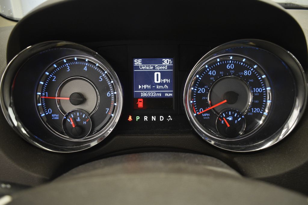 Thumbnail: 2015 Chrysler Town & Country - 44