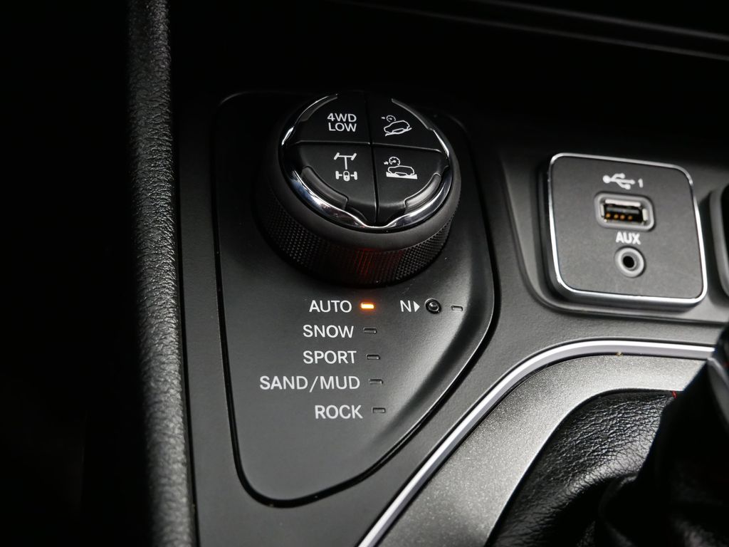 Thumbnail: 2022 Jeep Cherokee - 35