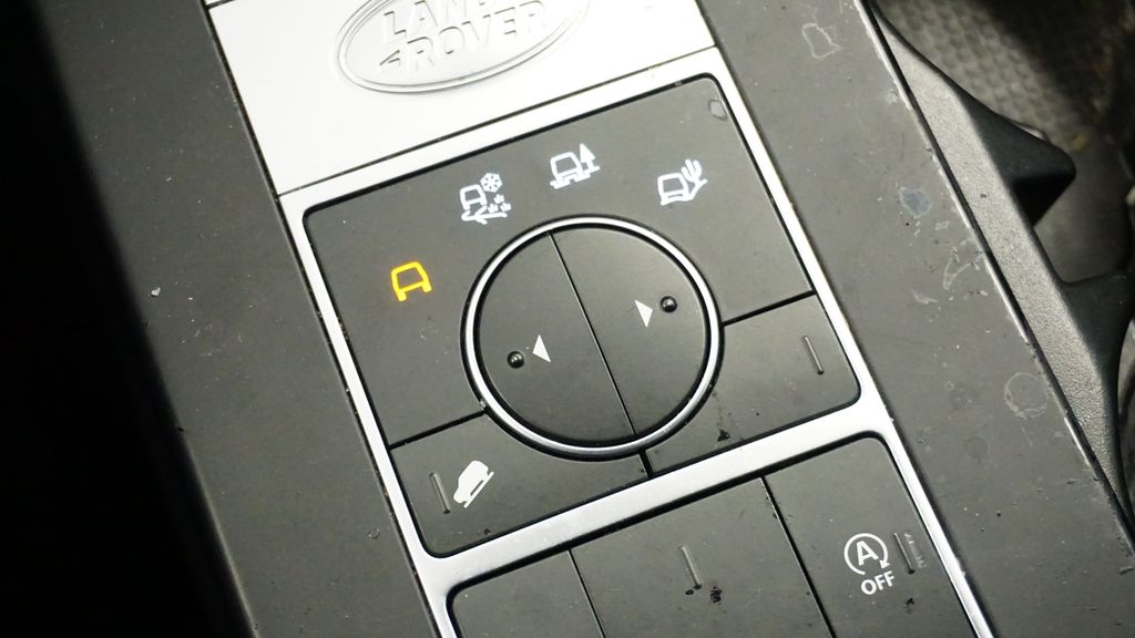 Thumbnail: 2020 Land Rover Discovery - 30