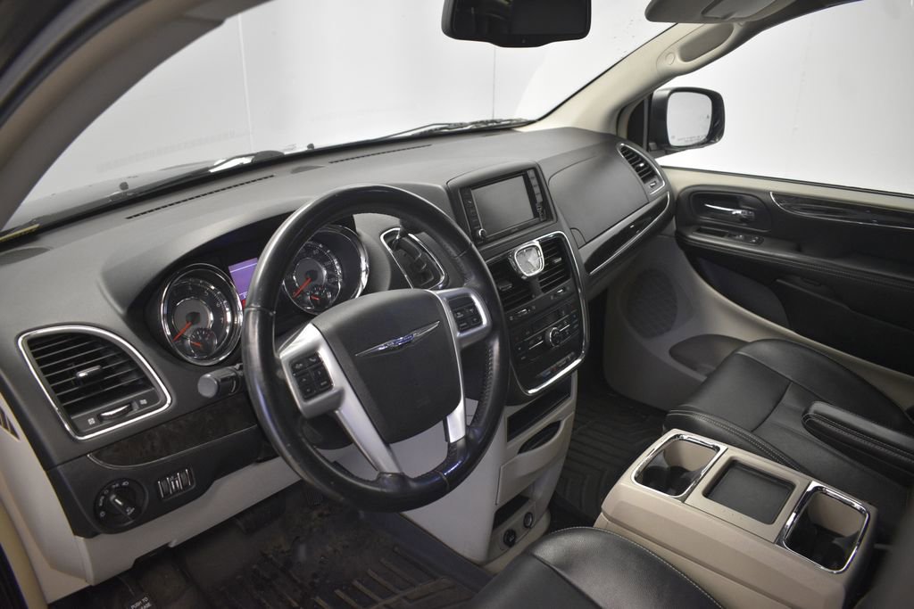 Thumbnail: 2014 Chrysler Town & Country - 27