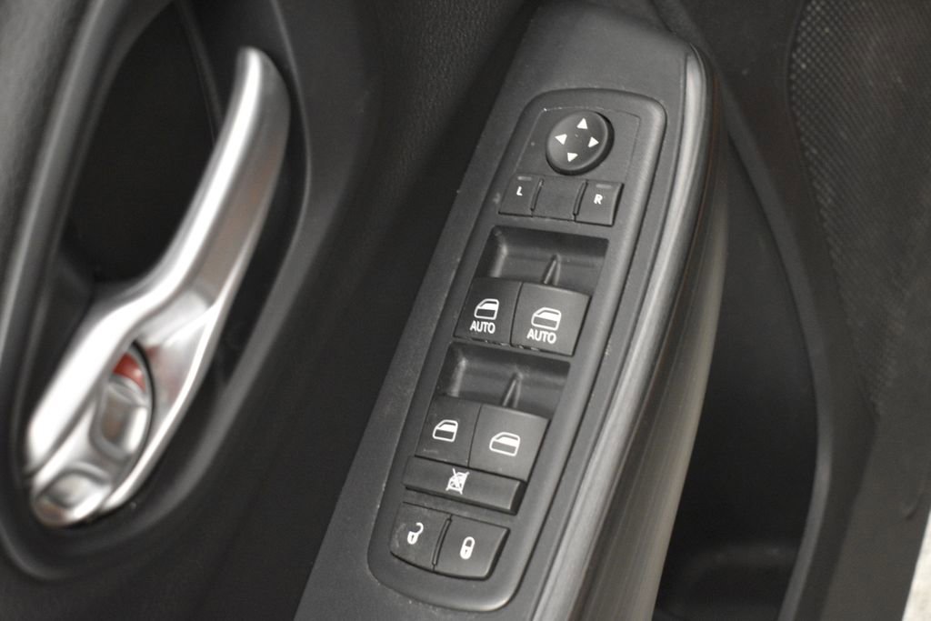 Thumbnail: 2016 Jeep Cherokee - 38